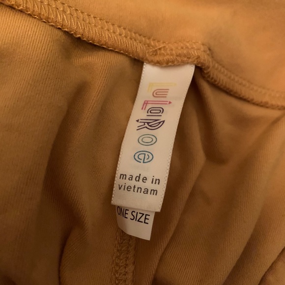 One pair Mustard Gold leggings sold only. Red pair not included - Picture 2 of 3